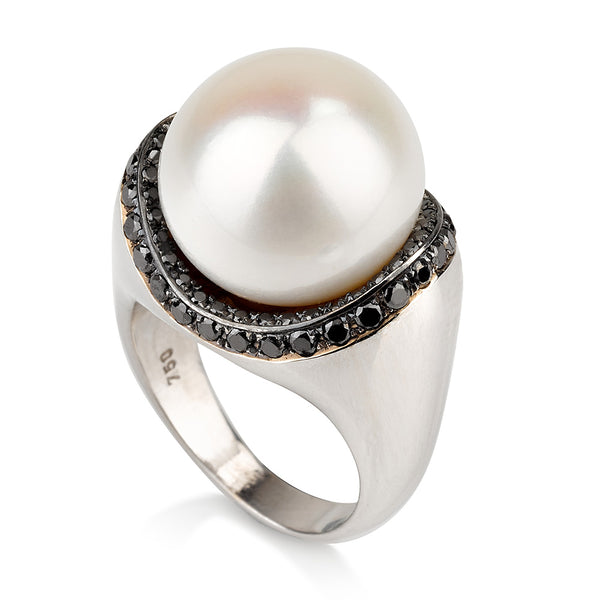 Romantic pearl ring with black diamonds