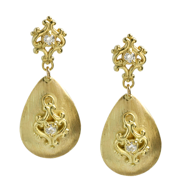 Vintage inspired decorative gold earrings with diamonds