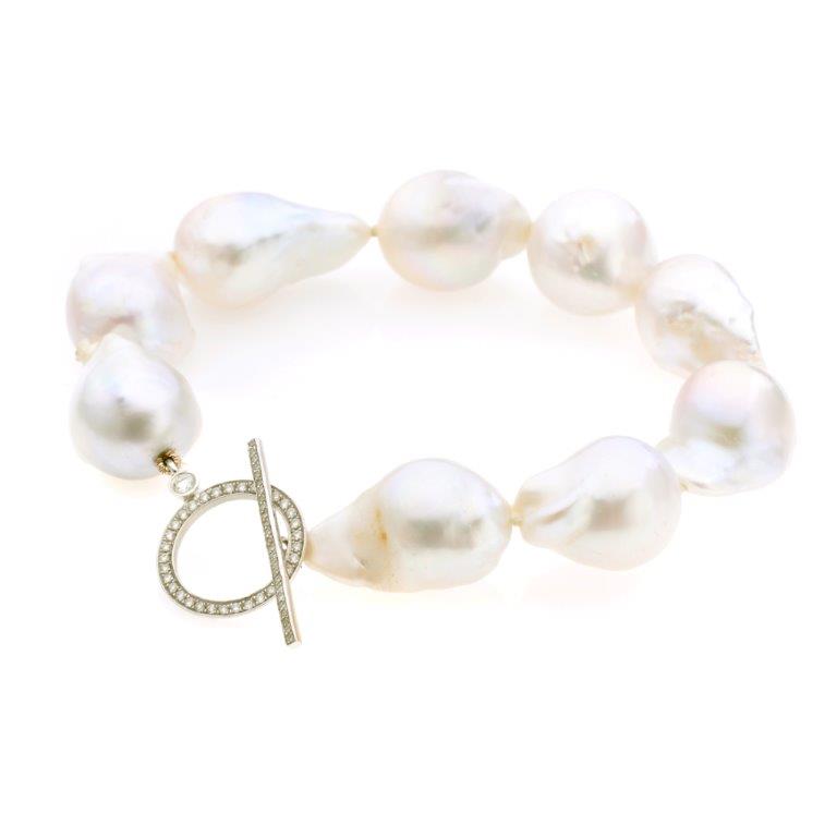 Diamonds pave T clasp bracelet with baroque pearls