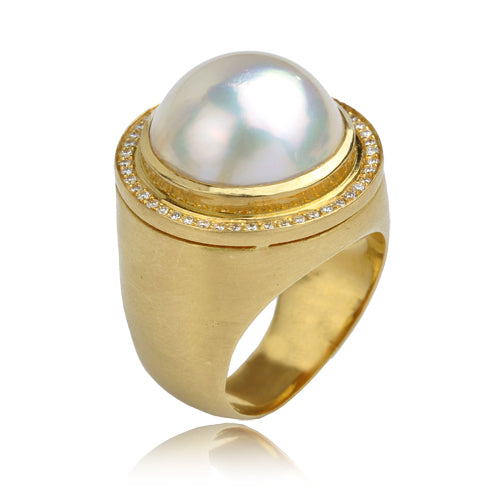 A statement ring with a Mobi pearl and diamonds