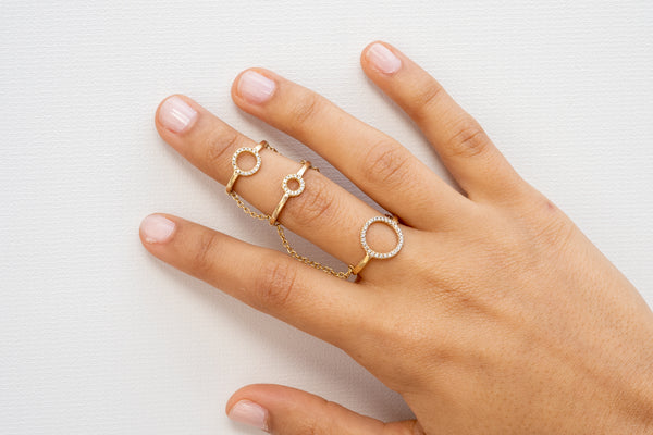 Trio - three bands chained together to a gentle yet stunning ring